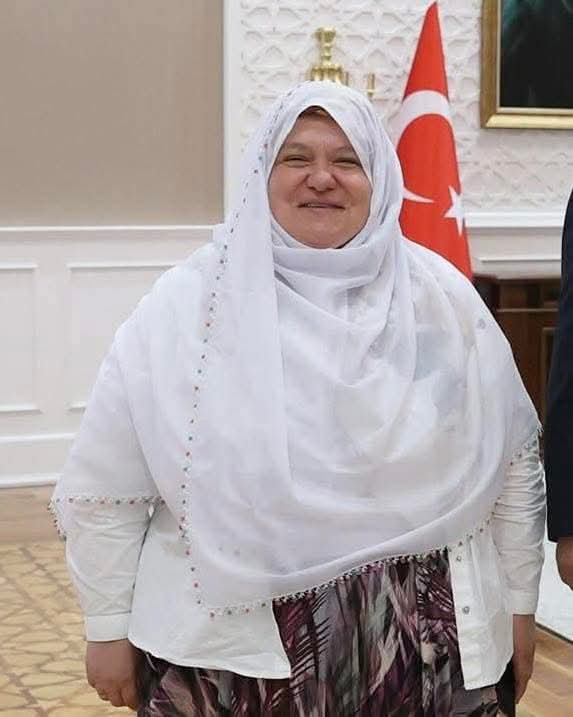 Bacımın örtüsü batmakta rezilin gözüne,
Acırım tükürüğe billahi tükürsem yüzüne,
Medeni olmak eğer açmaksa bedeni.,
Desenize hayvanlar insanlardan daha medeni...

Merhum istiklâl şairimiz Mehmet akif Ersoy’a rahmetle...