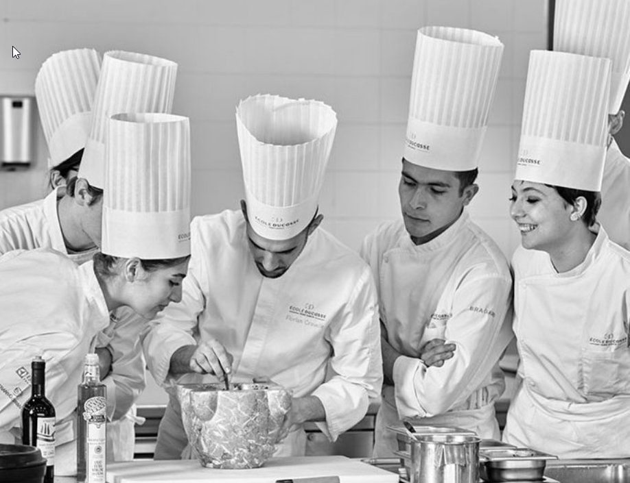 eatdrink_sleep's tweet image. The kitchen of 2026 is green. 🌿

As we gear up for our March issue, we’re exploring how sustainable chef training is transforming the industry. 👨‍🍳

Read the feature: eat-drink-sleep.com/2026/02/10/tra…

#Hospitality #Sustainability #ChefLife