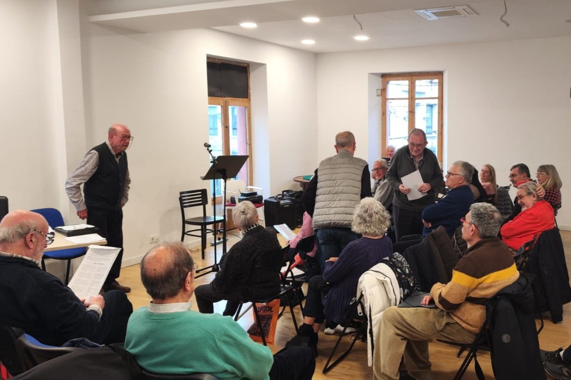 L'Associació  Badalona Poètica, després de la subtil  indicació perqué marxessin (per horaris) diuen, de l'#Espai Betulia de <a href="/culturaBDN/">Cultura Aj. Badalona</a> i davant la possibilitat de no fer els seus "recitals, el <a href="/elcircol/">El Círcol</a> els hi oferir una sala. Divendres passat ja s'hi va fer el primer d'enguany