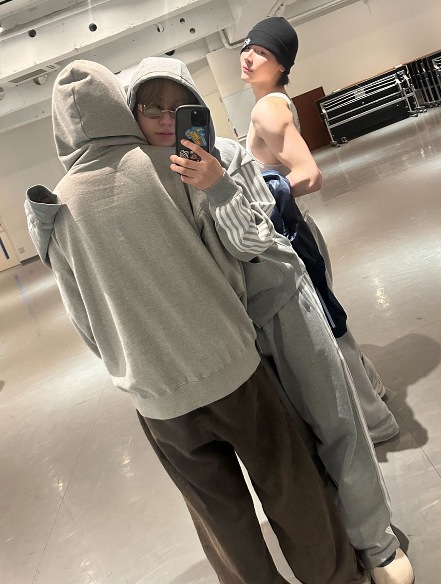 웃기다 다들 ym같은데 긴가민가해하는이유가 처음보는 바지라서 <라니 ym는 유명한 환경운동가임