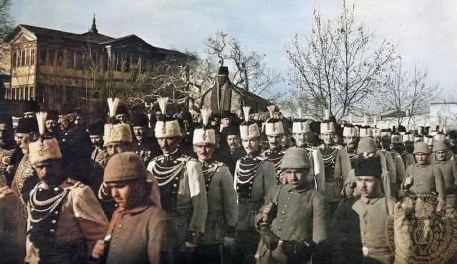 "O gün sabah banyosunu yaptı. Ben çamaşırlarını giydirdim, fakat baktım ki sırtı durmadan terliyor. Aman efendiciğim çok terliyorsunuz dedim.

"Kadın, bu ecel teridir" cevabını verdi. Çamaşırlarını, elbiselerini giydi, kahvesini verdik. Hamamdan sonra kahve içmek itiyadındaydı.