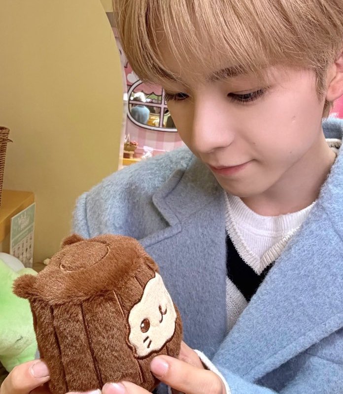 yushilovesramen's tweet photo. he either lowkey loves canelé bubblenyang or sees him as his snack https://t.co/SYbXvEm2e4