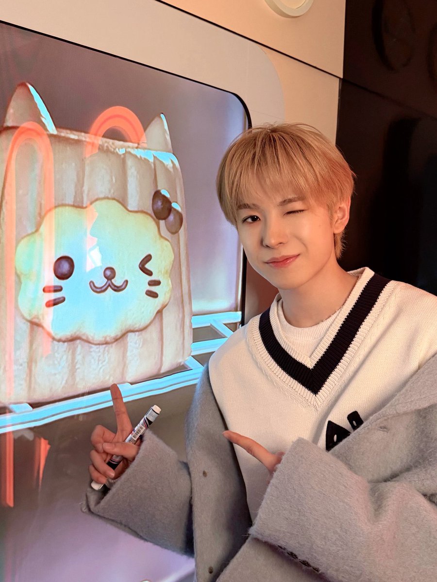 yushilovesramen's tweet photo. he either lowkey loves canelé bubblenyang or sees him as his snack https://t.co/SYbXvEm2e4