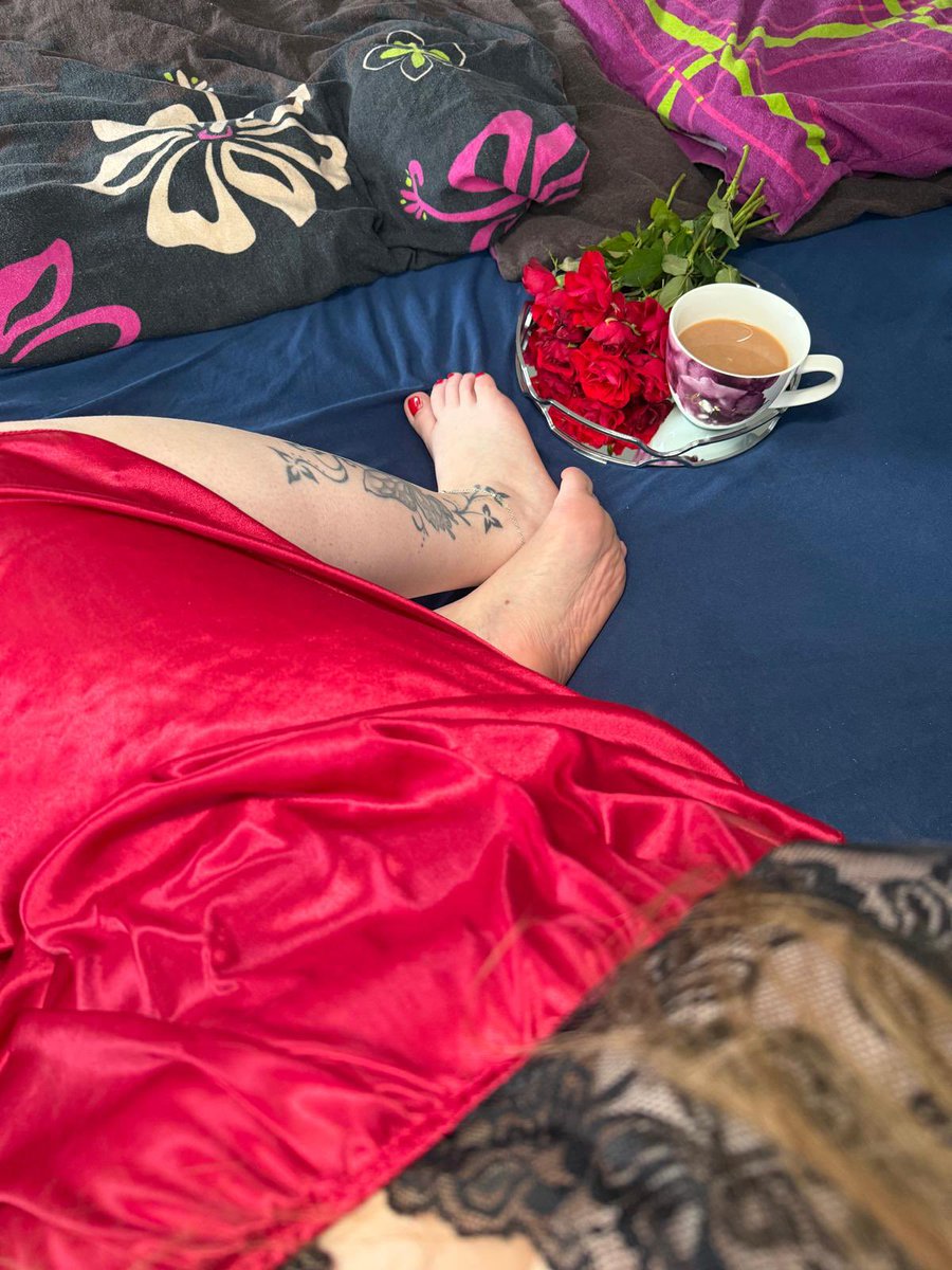 Während du auf der Arbeit hockst, genieße ich meinen Kaffee im Bett - den du mir heute noch nicht bezahlt hast. Also seh zu ‼️

While you're stuck at work, I'm enjoying my coffee in bed – which you haven't paid for yet today. So get on it‼️

Feetfetish • Soles • Toes • Worship