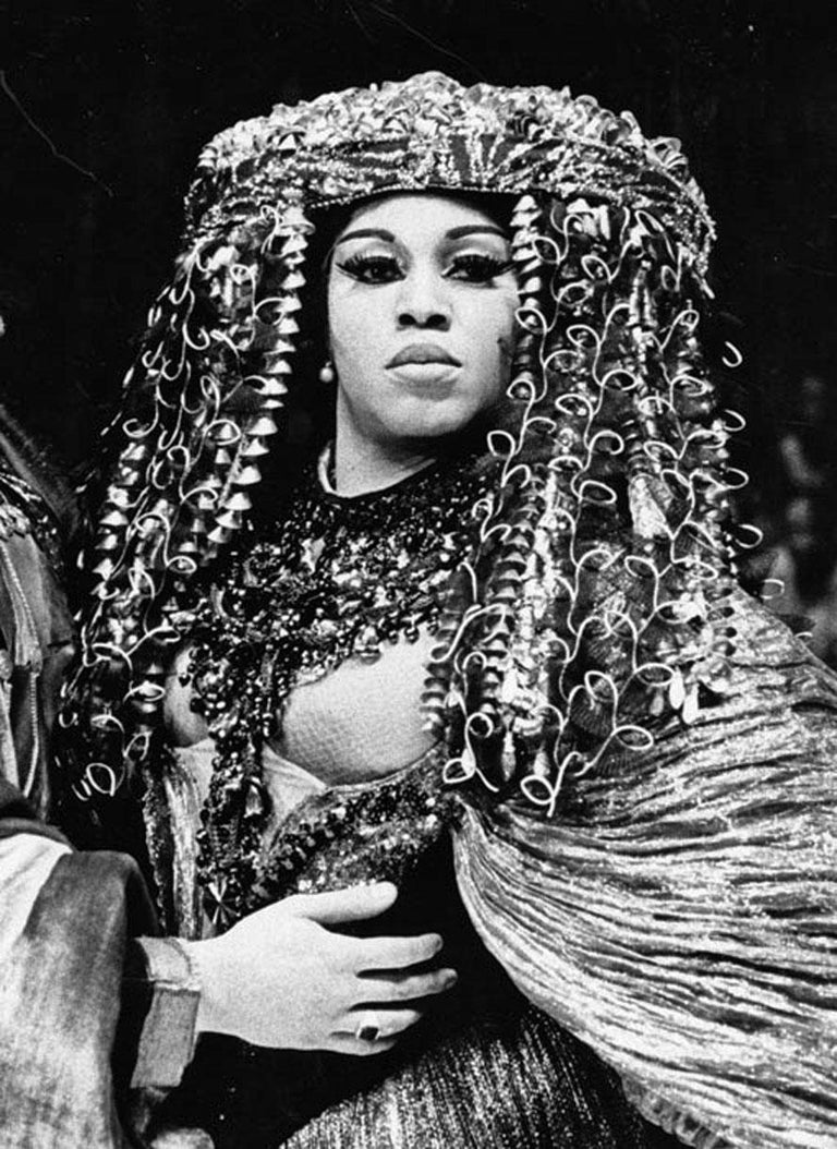 Buon compleanno all'incomparabile e amata soprano Leontyne Price 🌹

In foto, nel 1966, nel ruolo di Cleopatra nella prima mondiale di "Antonio e Cleopatra" di Barber al Met Opera.  #10febbraio
Foto: Met Archives