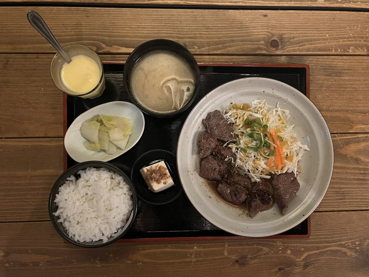 トラノハチワレです🐅
本日2/10の限定メニューは
・牛ミスジステーキ定食 1,490円
・豚コマキムチ炒め定食 1,180円
です

希少部位ミスジ、今日もあります。