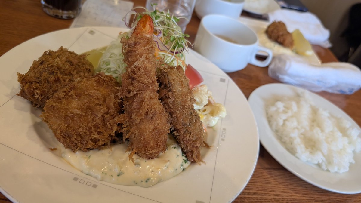 mimtcm's tweet photo. 久し振りに地元を離れて友人と羽伸ばしてきた(*´ω｀*)
サカキさんは迷って変わらずミックスフライ頼んでしまう。
でも今回で最後かな。
私の胃のアップデートが来なければ(　；∀；) https://t.co/GoFThgqdY4
