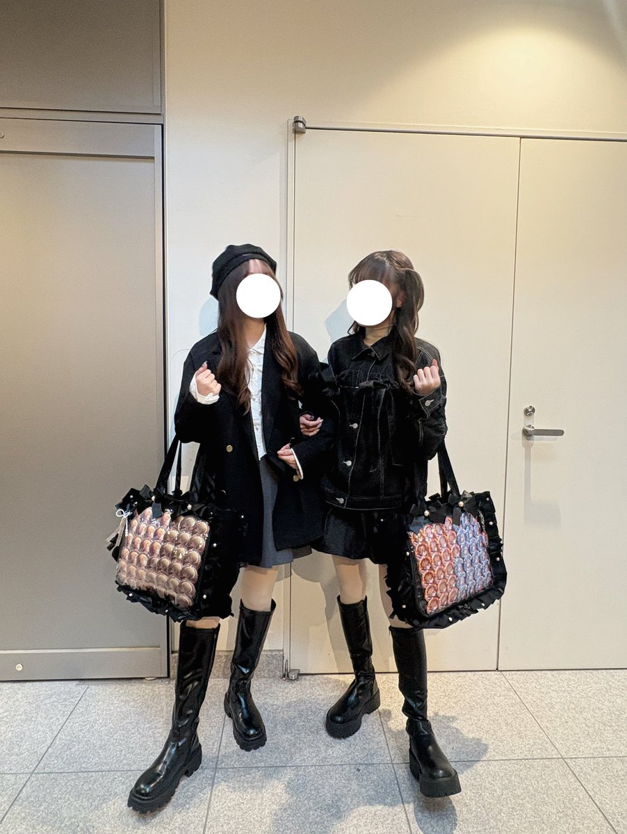 ドレスコードは黒🖤
オンリーに痛バは持っていくべきじゃないと学びました( ՞ ᴗ  ̫ ᴗ՞)
でもみほち可愛すぎて滅❣️やったのでこの疲労感は幸せ➕楽しかった証拠ですなദ്ദിᵔ.˛.ᵔ₎