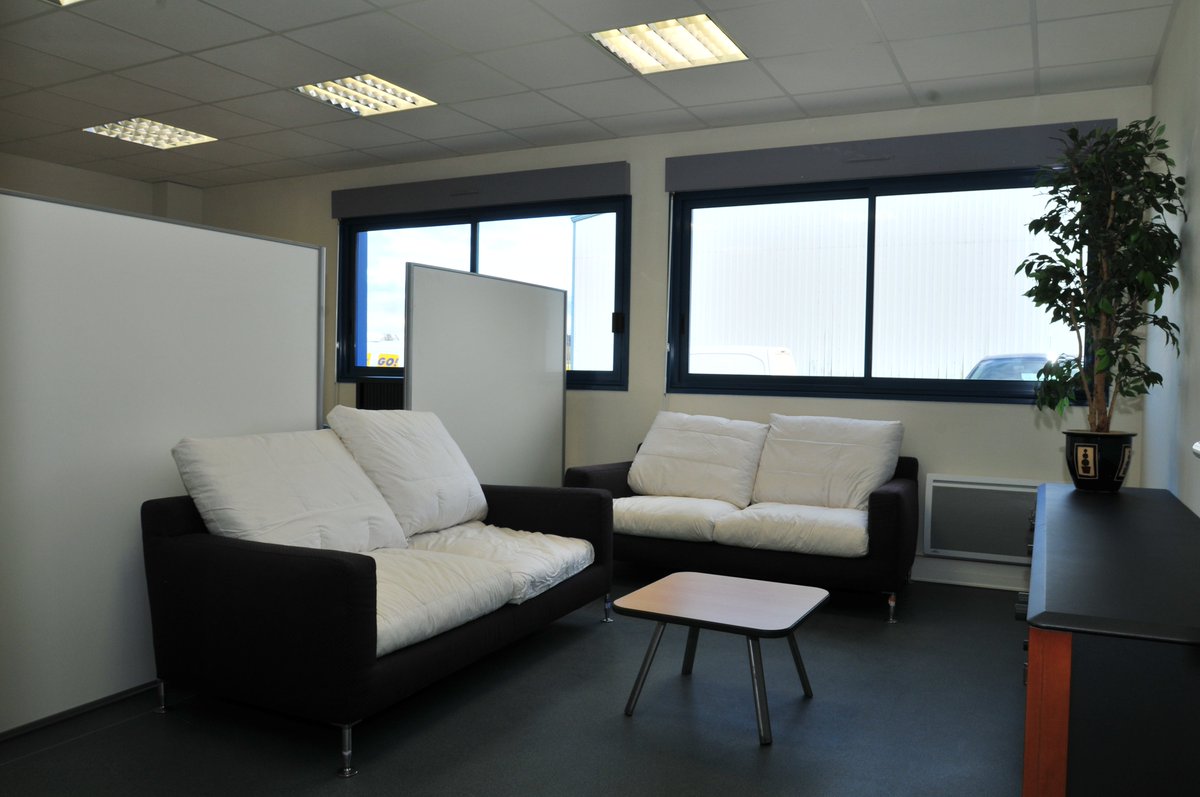 GAeropole's tweet photo. 🚀 Espaces pros disponibles à l’Aéroport Nancy‑Tomblaine
Bureaux &amp; salles de formation de 13 à 52m², équipés, lumineux, fibre+parking gratuit.
Idéal start-up /PME/organismes de formation.
📞 06 06 56 79 69 | 📧 deveco@aeroport-nancy-tomblaine.fr
2 avenue Nelson Mandela–Tomblaine https://t.co/SH3XPxirYD