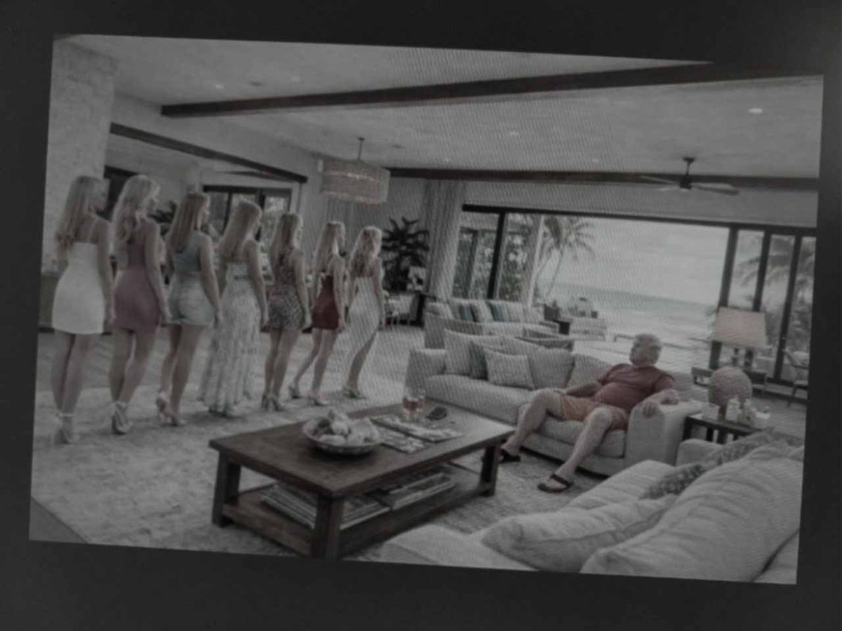 صورة يُقال إنها مُسرّبة من ملف جزيرة #ابستين تُظهر #ترامب وهو يختار فتاة مراهقة
#جيفري_إبستين