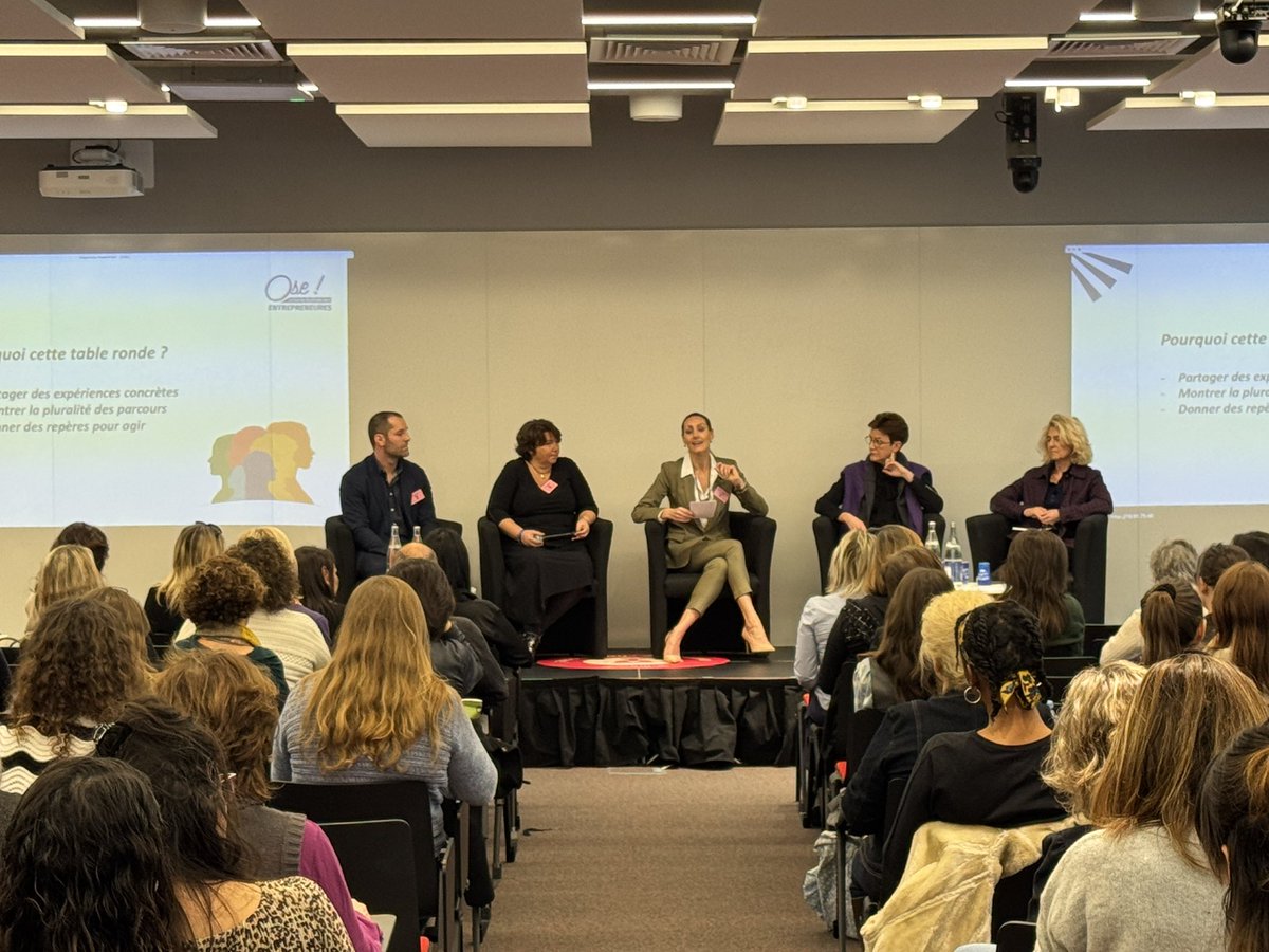 CCIcotedazur's tweet photo. [LIVE] 🎥 C’est parti pour la table ronde « Oser entreprendre autrement : des chemins pluriels vers l’impact » 💬
Avec : 

🔹Priscillia Laurens, conférencière, avocate et formatrice 
🔹Valérie Arnulf, directrice @vcomk et directrice com Mutuelles du Soleil 
🔹Pascale Orfèvre Parachini, dirigeante Poivre-Noir/La lingerie Ophélie 
Céline Galinier, gérante Shiva et Nos Aimés 
🔹Geoffroy Coignet, directeur d’agence @BPMed 
#Ose2026 #Entrepreneuriatféminin 
@PetitesAffiches @MaRegionSud