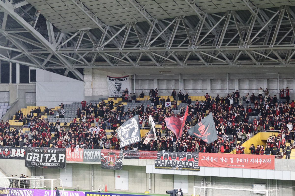 22janKazue's tweet photo. FCソウルのサポーターさんいっぱい✨️
ようこそ神戸へ⚓️🐮
#fcSoul
#visselkobe
#ACLElite https://t.co/dJuDev1kti