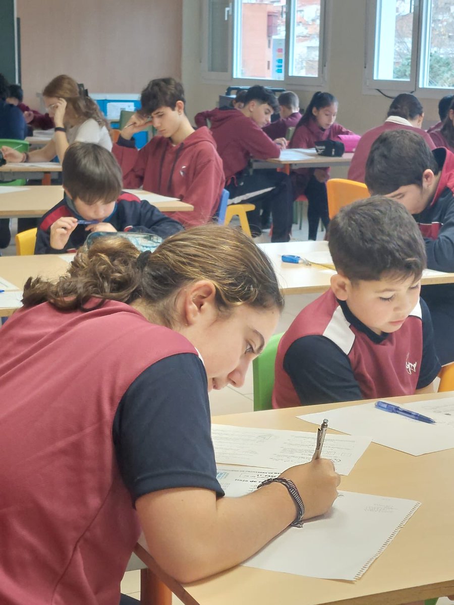 RafaelaYbarraAC's tweet photo. Educación Primaria y ESO: máxima concentracion en la primera fase del XXIX Concurso de Primavera de Matemáticas. Los ganadores seguirán demostrando su talento matemático en la Universidad Complutense 💪🏼. #colegioconcertadomadrid #colegiorafaelaybarra https://t.co/eB4mwd8ZFI