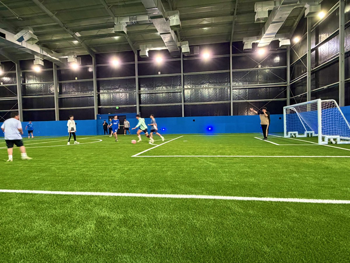 بالتزامن مع اليوم الرياضي للدولة، وبدعم من برنامج رأس لفان للتواصل الاجتماعي،
تم اليوم افتتاح ملعب بادل وملعب كرة قدم مغلق في نادي الخور الرياضي.

 خطوة مميزة تعزز من الأنشطة الرياضية وتشجع أفراد المجتمع على تبني نمط حياة صحي ونشيط
#اخترت_الرياضة 
#نادي_الخور_الرياضي