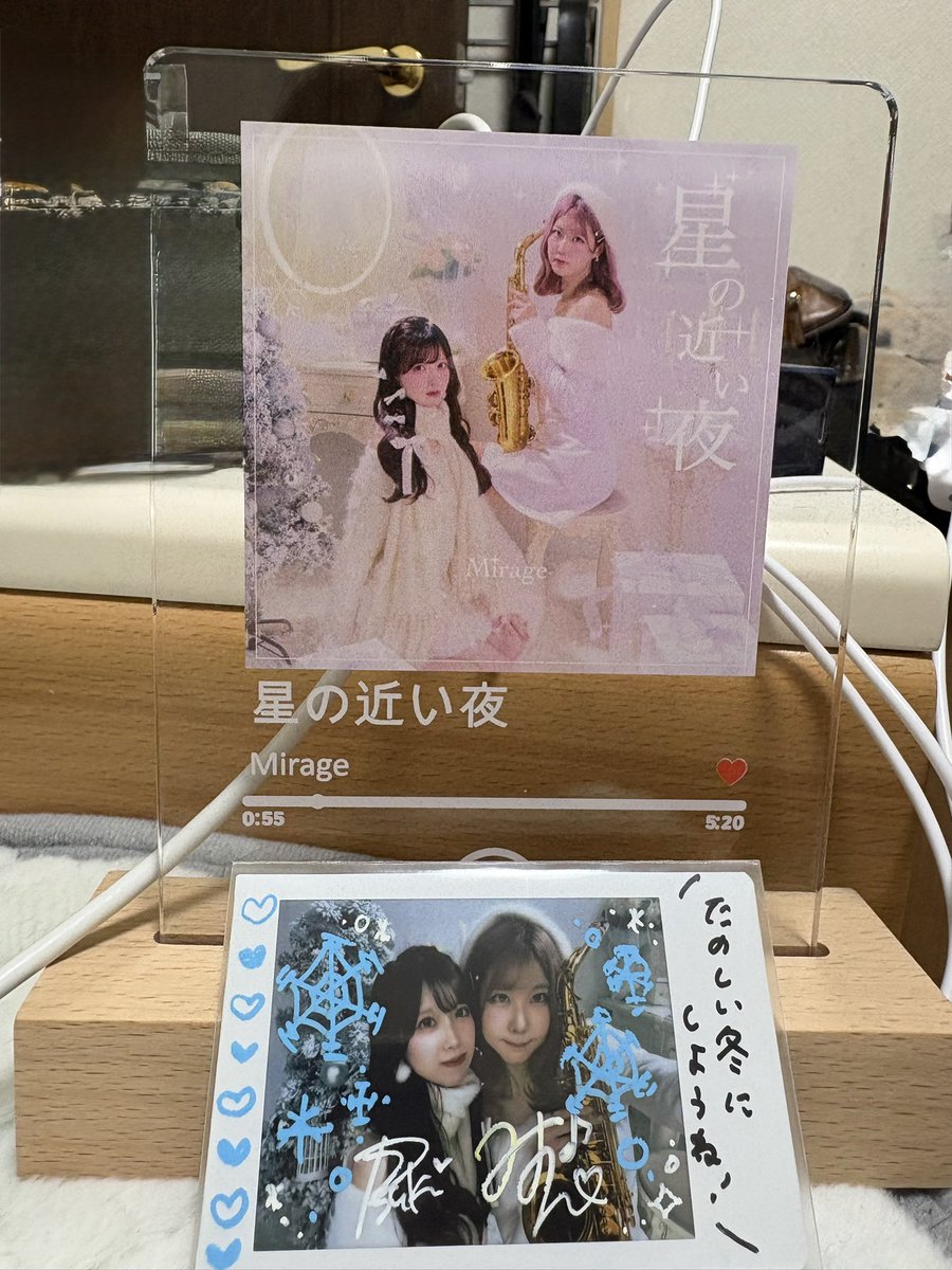 今日の夕方に無事に届いて開封したらめっちゃ綺麗✨️✨️
これは写真映えするね(*^^*)

クリスマスチェキと一緒に😆📷✨