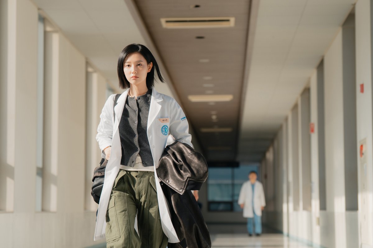 New still of #KimJiWon as a lone surgical antihero taking on a corrupt hospital in SBS drama #DoctorXAgeoftheWhiteMafia. Broadcast on October 2026. kdramakopi.com/en/doctor-x-ag…