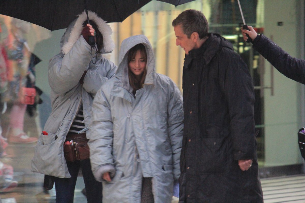 brinatello's tweet photo. “Keep at least one window pane clean to check the weather. Once when I didn’t do this I sent the kids off with umbrellas for six weeks straight.”-Phyllis Diller
#PeterCapaldi (#TwelfthDoctor) and #DoctorWho co-stars brave the elements on set. #NationalUmbrellaDay #UmbrellaDay ☔ https://t.co/1ymjU3Lmh1