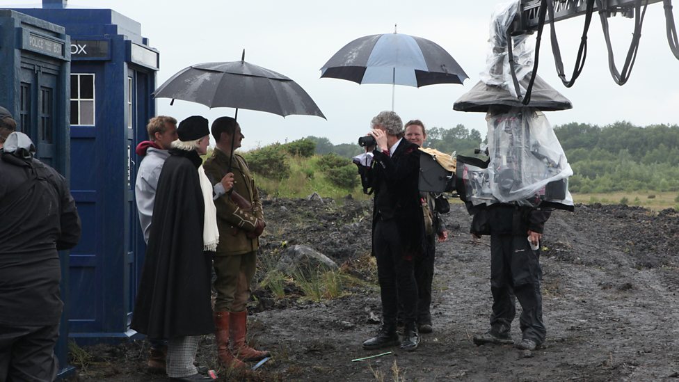 brinatello's tweet photo. “Keep at least one window pane clean to check the weather. Once when I didn’t do this I sent the kids off with umbrellas for six weeks straight.”-Phyllis Diller
#PeterCapaldi (#TwelfthDoctor) and #DoctorWho co-stars brave the elements on set. #NationalUmbrellaDay #UmbrellaDay ☔ https://t.co/1ymjU3Lmh1