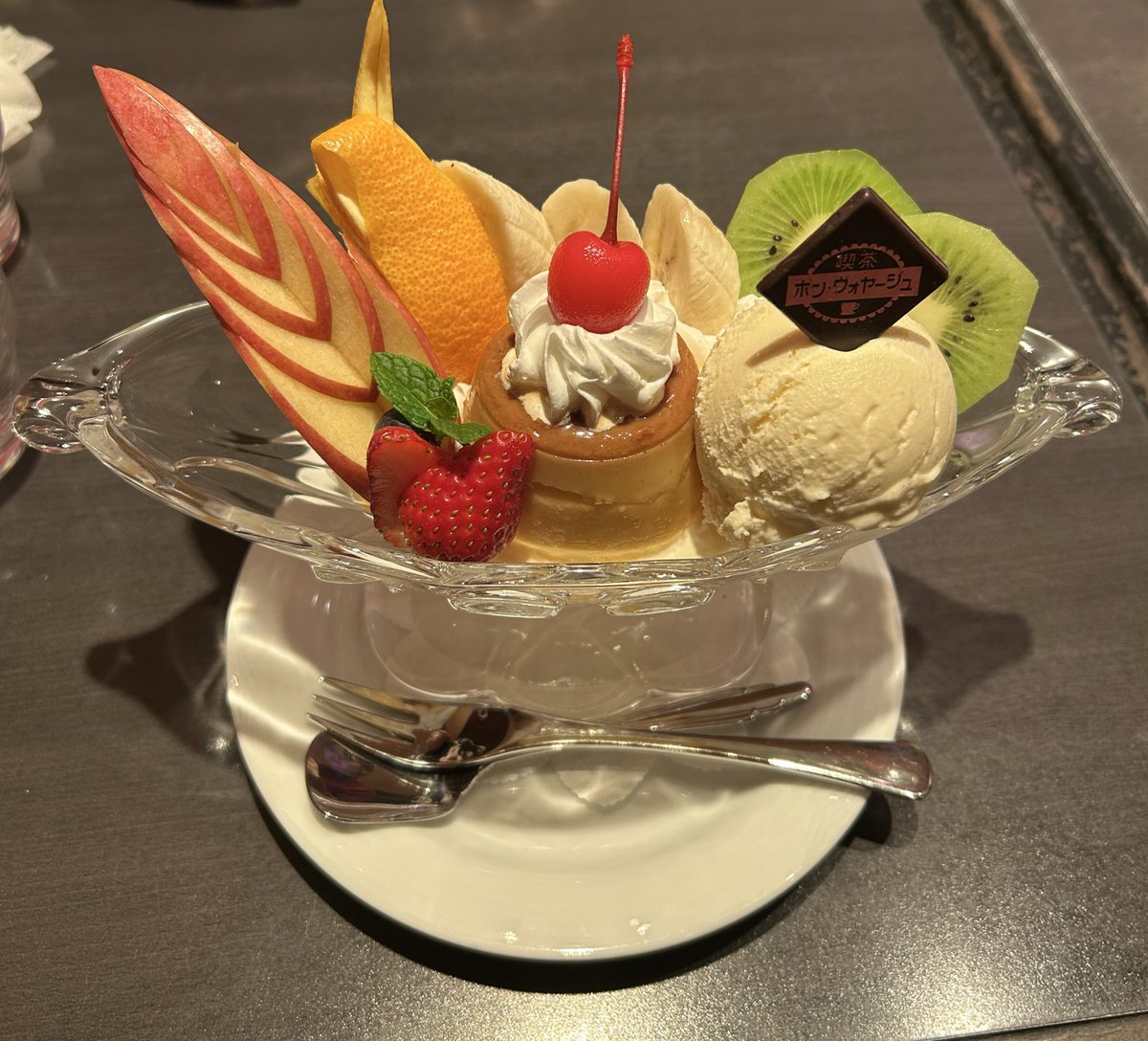 皆大好きプリンアラモードを食す。