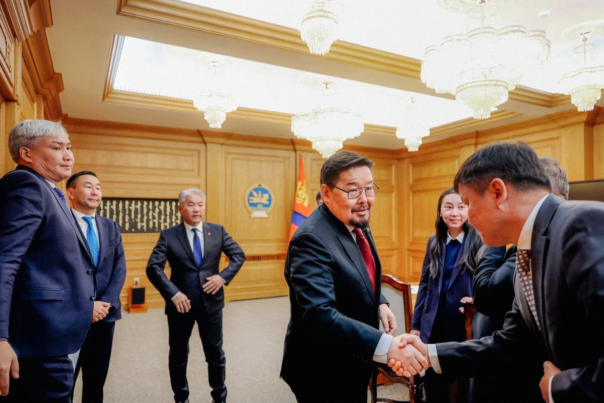 Bayarsaikhanmgl's tweet image. Гадаадын хөрөнгө оруулалтын хуулийг УИХ-ын дарга байхдаа зогсоож байсан хүн! 
Үндэсний томоохон компаниудаа Асгат шиг дээрэмдэж байна л гэж харж байна даа! 
Тэрнээс ямар ацныхан баялагийн өгөөж пяздаа🤦‍♂️