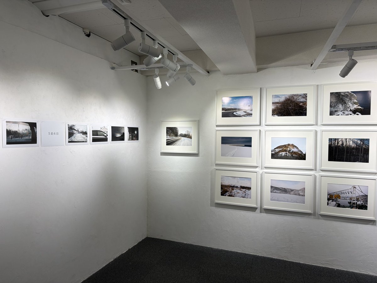 TOKYO BRIGHT GALLERY小園井和生『5泊6日』期間があることで濃さがありつつ、札幌や函館といった地名ではない匿名の北海道というフラットさがある。目的地はなく、通り過ぎることが重要であり、車窓以外のカットも車窓に感じる。よそのことは人のことであり、それは決して冷たいことではない。隣にいる