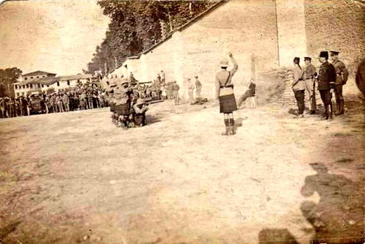 TIMUR5474's tweet photo. Sol foto Manisa işgal yılları.Yunan askerleri moral için yerli iş birlikçileriyle tiyatro izliyor.

Sağ foto Kemalistler ise işgale karşı savaşıp, idam ediliyor.Fotoda İngilizce "İzmit'te bir Kemalist Türk'ün idamı" yazıyor. 

Kahrolsun Kemalizm diyenler soldakilerin torunları. https://t.co/mqAX4JcixS