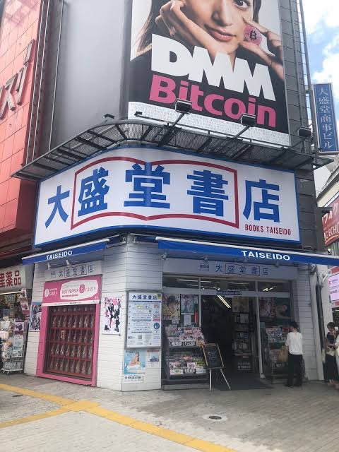 mamoti3032's tweet image. 意外と知られていないのが、恐らくー度でも渋谷に来た人間なら誰もが見たことのあるこの書店を作ったのが米兵1万人を相手に単身爆弾を持って敵陣に切り込み、ー度殺されてから何故か息を吹き返しその後も米軍火薬庫を爆破するなどー人で大暴れした最強の日本兵だということ