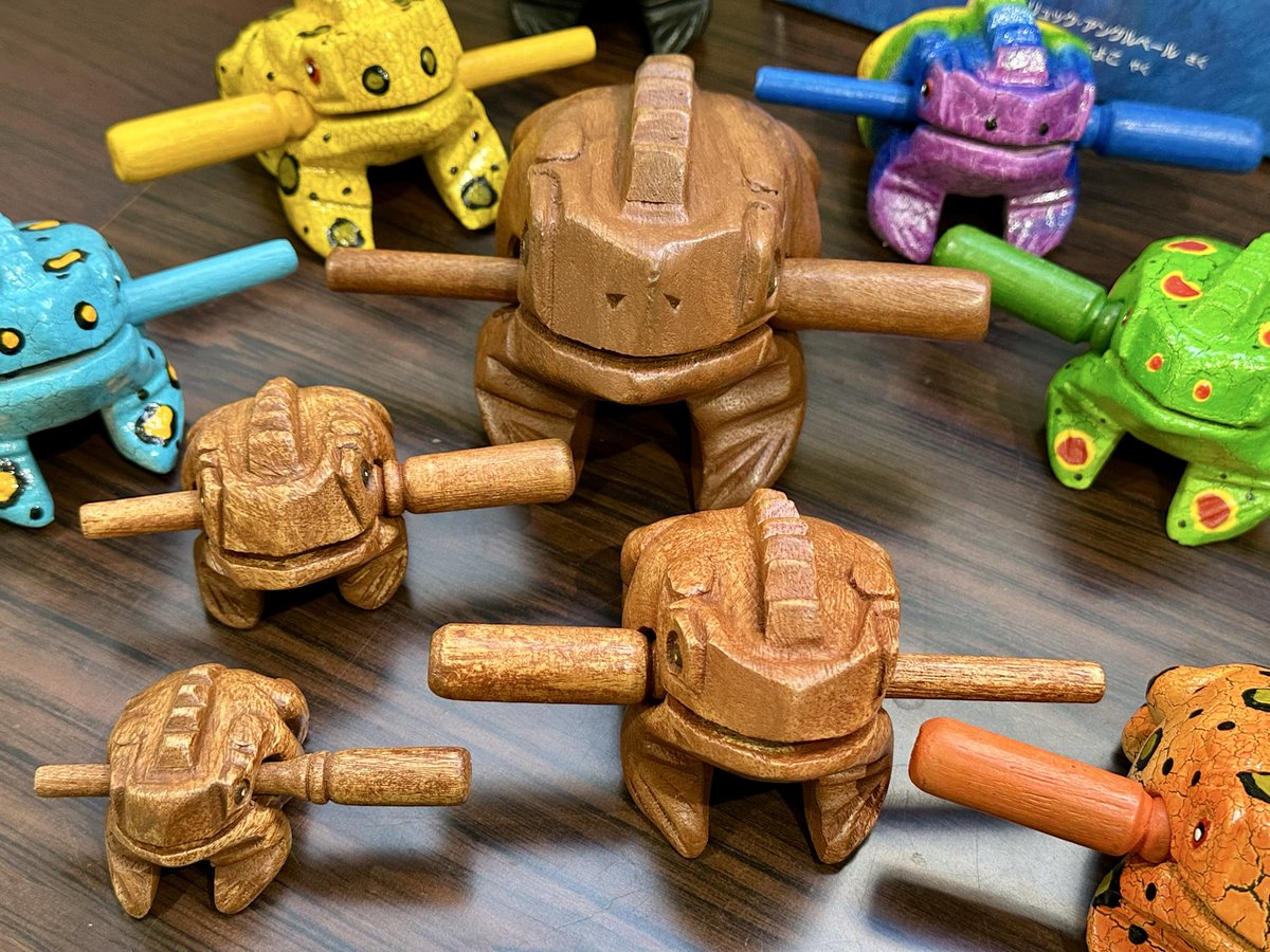 A1号館3階化学実験室前の廊下で、カエル？楽器一挙展示中。どなた様もご自由にご演奏いただけます。恐竜学博物館サテライト展示見学のついでにお立ち寄りください。 #岡山理科大学 #恐竜学博物館