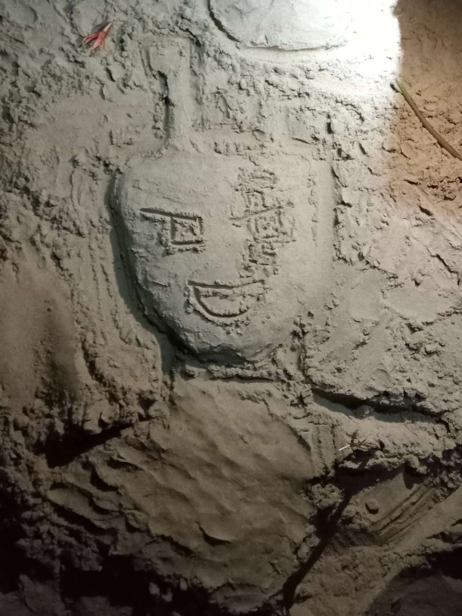 I sculpted Ejojo on the sand during my camping trip the other day bcz i forgot my sketchbook

#ejojo