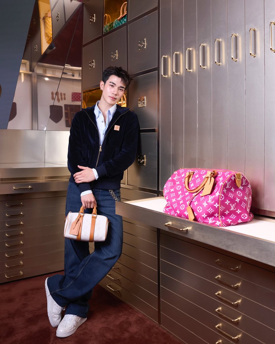 ForSupFourth's tweet image. 2026-02-10
[Update IG] tatlerth

@tawattannn @LouisVuitton 
LV HOTEL BKK X FOURTH
#LouisVuittonxFourth
#LVMonogram130 #LouisVuitton
#Fourthnattawat #โฟร์ทณัฐวรรธน์

A defining moment as 2 Louis Vuitton House Ambassadors BamBam Kunpimook Bhuwakul (@.bambam1a) and Yaya Urassaya…