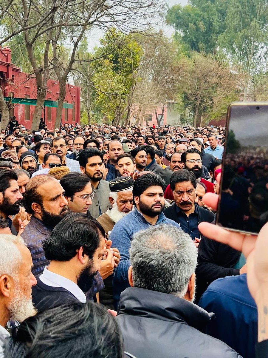 صدر انصاف یوتھ ونگ سینٹرل پنجاب بیرسٹر میاں حسن شکیل کی بانی رکن پاکستان تحریک انصاف سیالکوٹ باؤ امجد لطیف بٹ مرحوم کی نمازے جنازہ میں شرکت!
اللہ پاک مرحوم کی مغفرت فرمائے اور اہلخانہ کو صبر جمیل عطا فرمائے۔ آمین