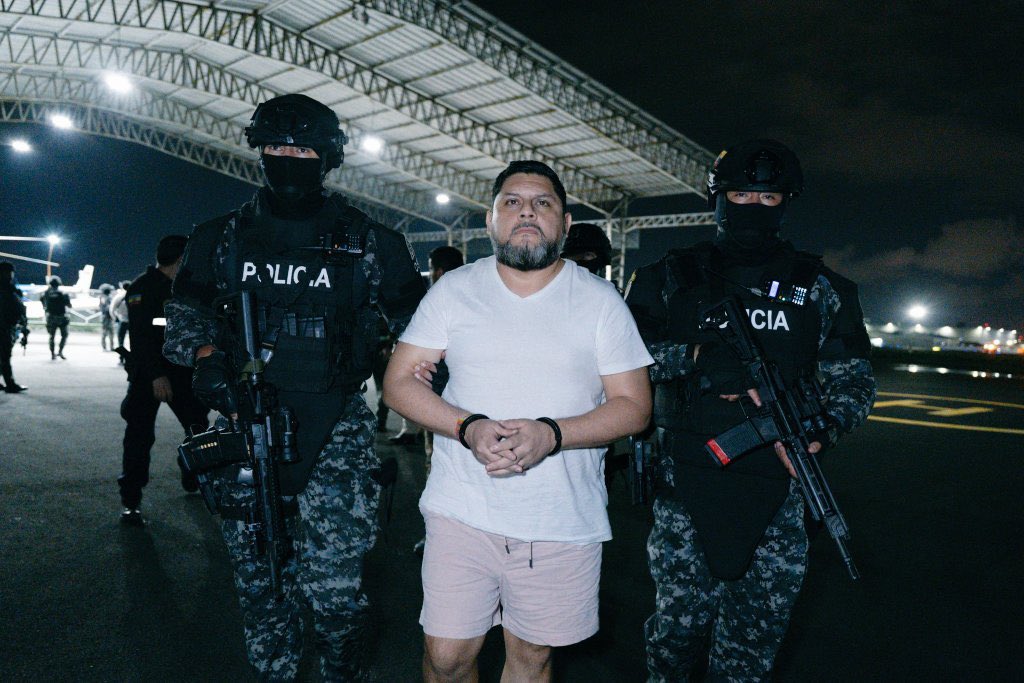 Así va la mañana…

1) Fue detenido el alcalde de Guayaquil, Aquiles Álvarez y otras 10 personas entre ellos sus dos hermanos dentro del operativo denominado “Goleada” ejecutado por la Fiscalía General del Estado. 

2) En una sesión de medianoche el Consejo de la Judicatura