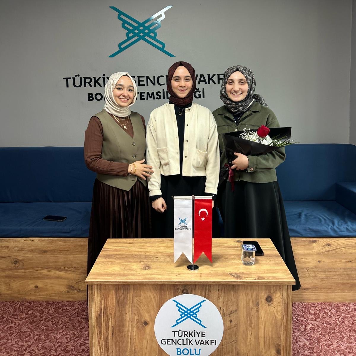 Fatmazehraergn's tweet photo. 📍 Bolu

Bolu temsilciliğimizde genç kardeşlerimizle buluştuk. Samimi sohbetleri ve içten misafirperverlikleri için Bolu ekibimize gönülden teşekkür ederiz. ✨

#TÜGVALise https://t.co/C2rQXwRAIz
