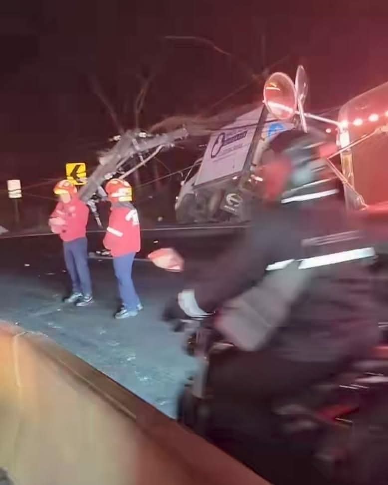 #AccidenteVial
Se registró un accidente de tránsito un camión encunetado en la bajada de Villa Lobos, sentido al sur. 

Como resultado del incidente derribó dos postes, y se registra alta carga vehícular en el sector, un carril habilitado según informa PMT de Villa Nueva.