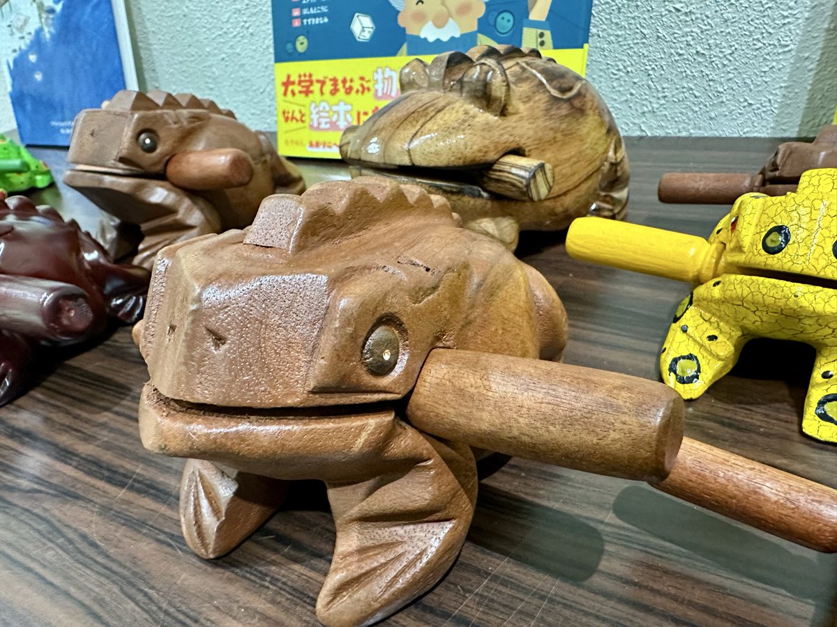 A1号館3階化学実験室前の廊下で、カエル楽器一挙展示中。どなた様もご自由にご演奏いただけます。恐竜学博物館サテライト展示見学のついでにお立ち寄りください。 #岡山理科大学 #恐竜学博物館