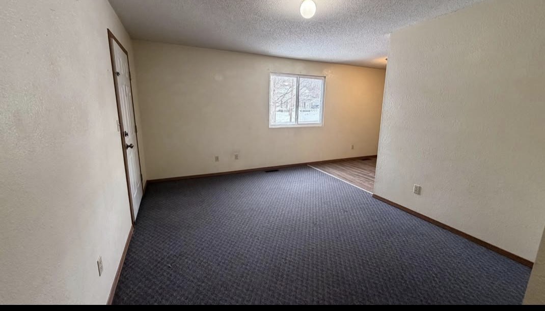 SeikuraB's tweet photo. Have until noon today to come up with $600 for this apartment please help by donating today https://t.co/EakTbkZ5Jk https://t.co/939D1kCoDr