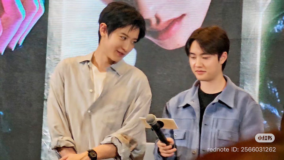 26wwaD's tweet image. ฉันไม่เคยเห็นชานยอลมองใครได้หวานเยิ้มเท่าคยองซูมาก่อน นี่ยังไม่นับรวมชอบตัดพ้อเวลายัยไม่ได้ยินอีกต่างหาก มันเกิดอะไรกับหัวใจ~~~ ควบคุมอะไรไม่ได้สักอย่าง~~~