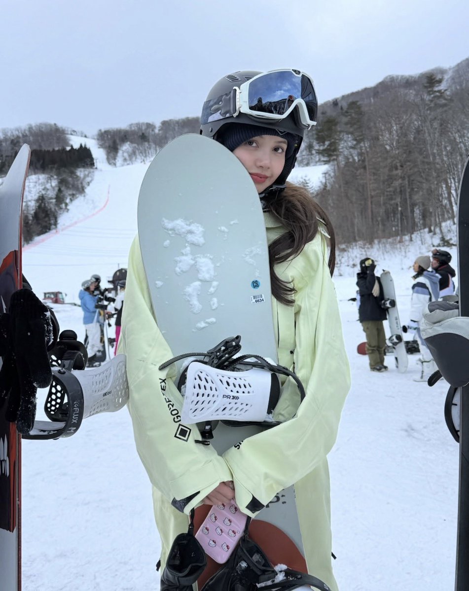 LISA looks gorgeous in new snowboarding photos.