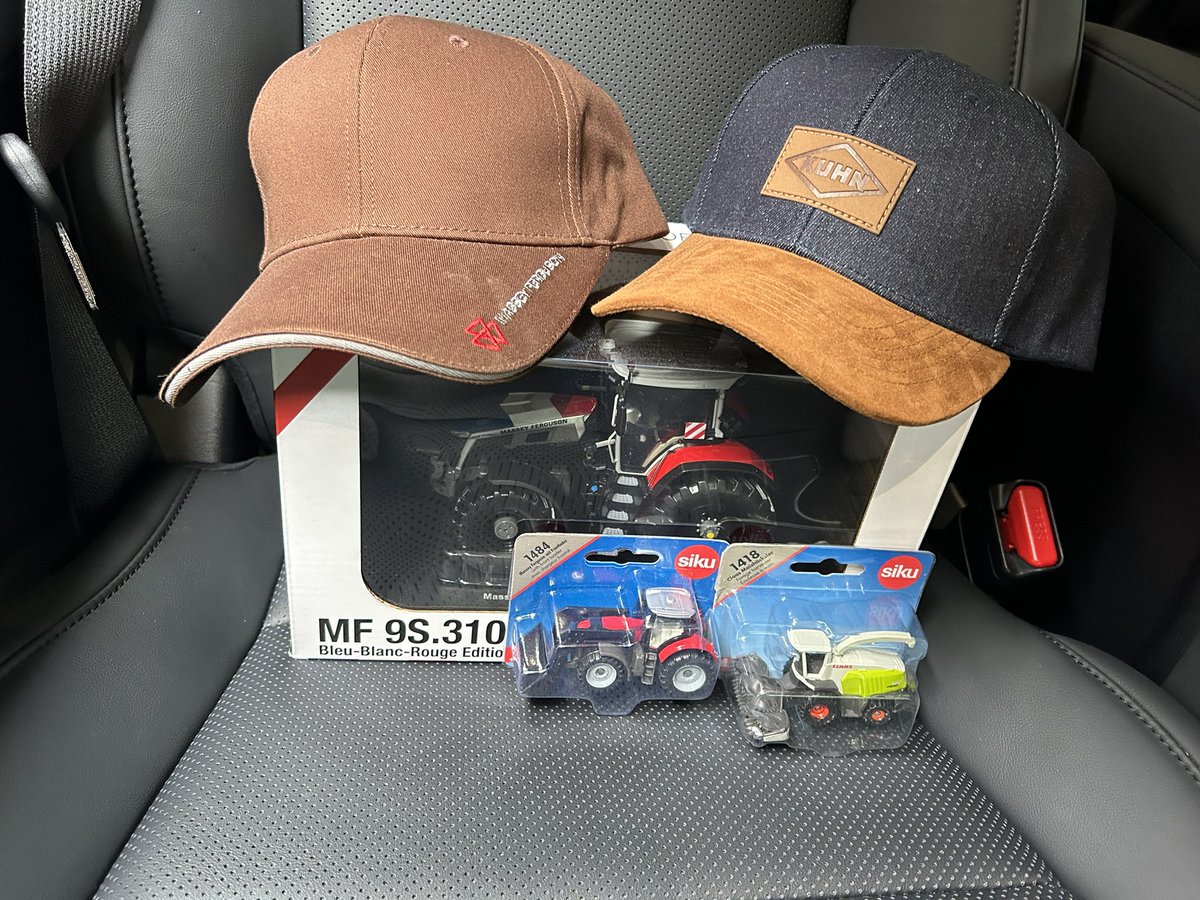 efarm2010's tweet photo. どれも高級車過ぎる🥹
先日はJAの展示会でMSKがブース出してたからジャンバーやらミニチュアやら部品として購入笑
今日はスモール市場帰りにグランメッセに寄ってJD🚜 https://t.co/qLUfHiwTi0