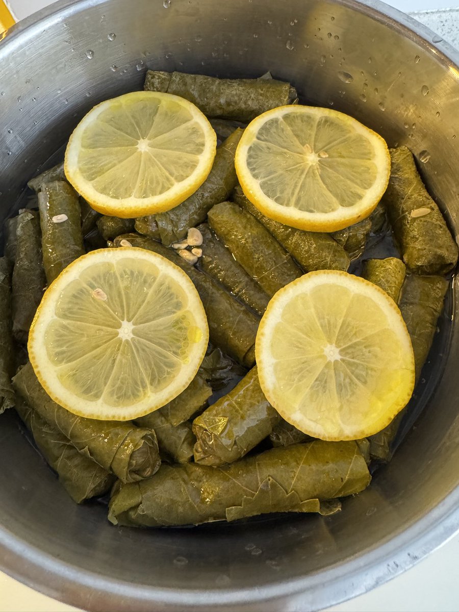 Ev pırıl pırıl. Ocakta yemeğin ve namazdan sonraki kahven… 
Temizliği sevenler beni anladı 😎🥹💖