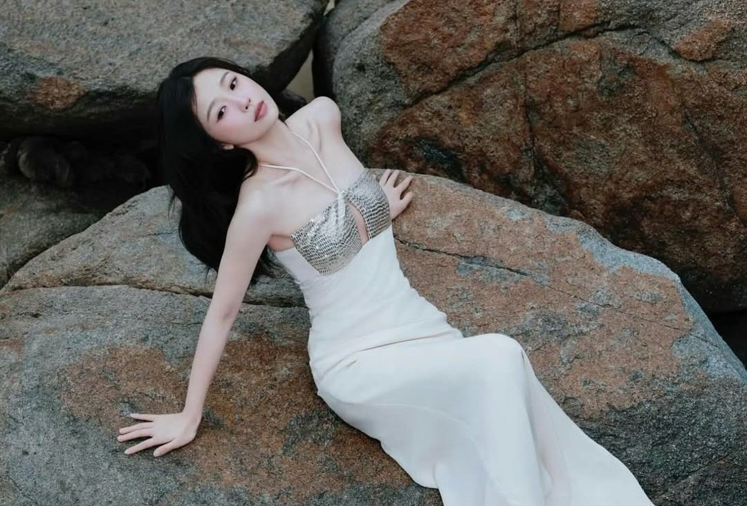 chanelxdx's tweet photo. I’M OBSESSED. THE SHOTS. THE LOOK. THE DRESS. THE AURA. ESTHER YU SHUXIN YOU’VE GOT ME IN A CHOKEHOLD (and i’m not fighting it) 😩🤍 https://t.co/dGoKwL9mac