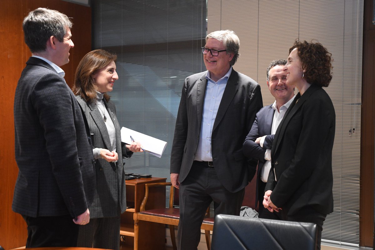 NEsmoris's tweet photo. Un pracer participar no encontro coa conselleira @Anxeles_Vazquez e con @FernandezA_Roi   para seguir avanzando  cara á descarbonización e unha Galicia máis resiliente ante os retos climáticos. Dende @ViaquaEsVeolia mantemos a nosa aposta para logralo.  https://t.co/dJYX5muLCK https://t.co/QzAuhWKCSy