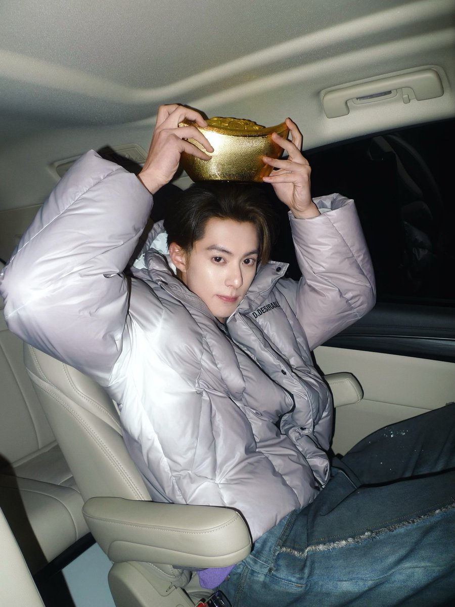 WangHediFolder's tweet photo. 260210 #DylanWang Studio shares new photos from his Beijing promo run yesterday for Per Aspera Ad Astra.🧧

"Off-world expat Xu Tianbiao arrives with Little New Year (小年) greetings." https://t.co/hRdhOfRPv2