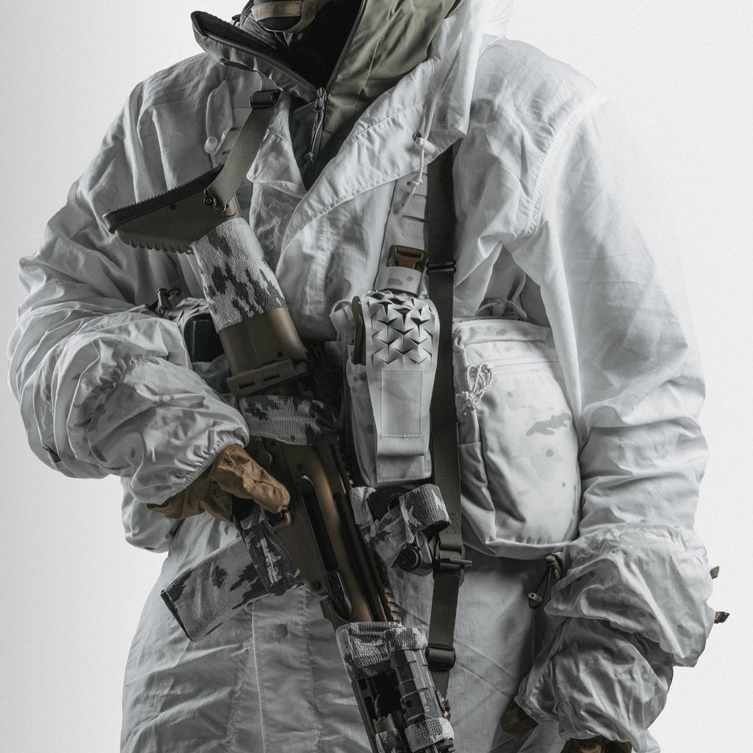 Spiritus Systems 34 Alpha Chest Rig Winter Warfare Assault Kit

savanna.thebase.in/items/96654026

34Aチェストリグキットの基本構成をベースに、冬季戦闘（Winter Warfare）向けにマルチカムアルパインパターンの500d CorduraとのSquadronラミネート生地を使用し製作した特別バージョンです。

34A、Fat