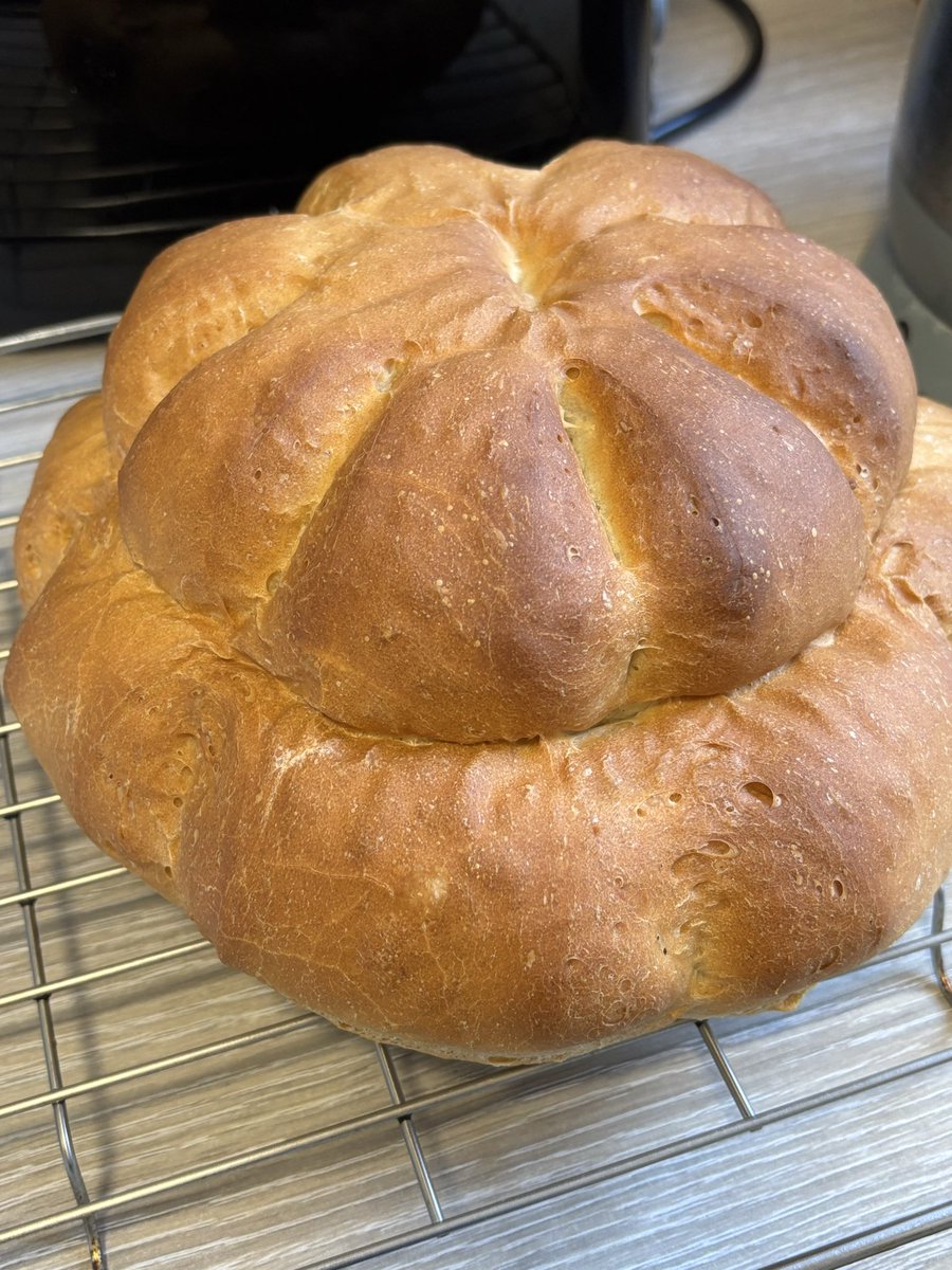 bakinghunter's tweet image. Cottage loaf , a lovely soft white crumb with crispy crusts. #baking #bread #cottageloaf. Makes the best cheese and onion sandwiches with Hellman’s vegan mayonnaise