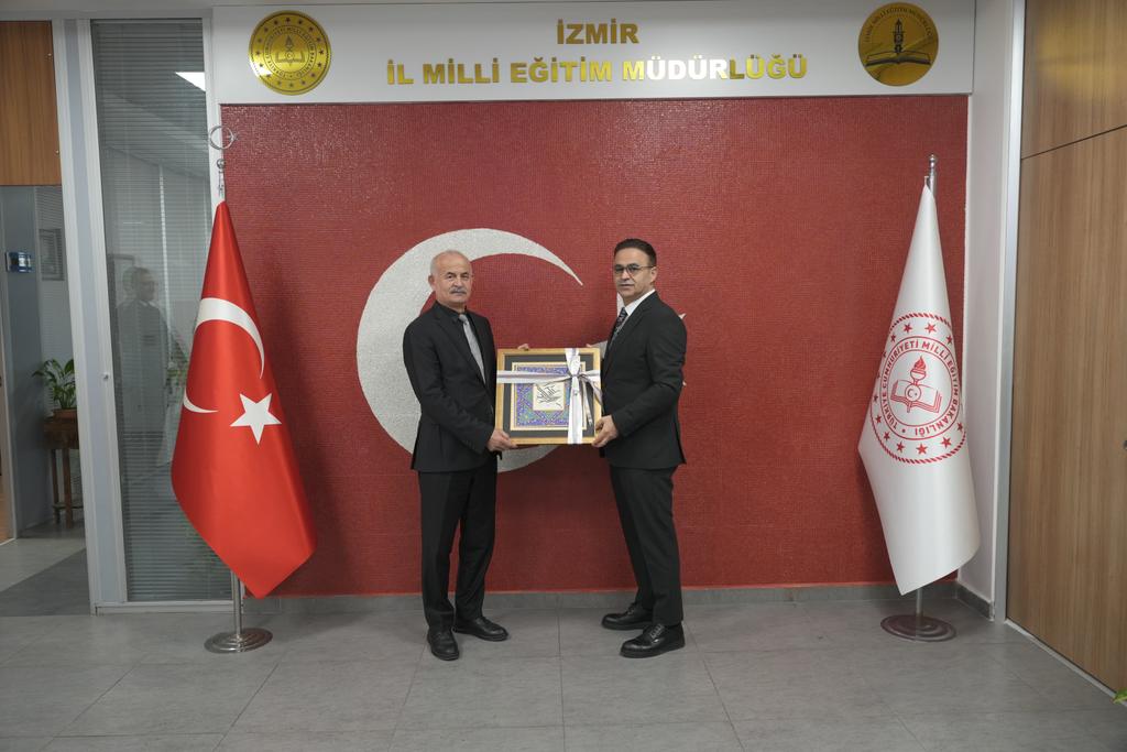İzmir İl Millî Eğitim Müdürlüğümüzde uzun yıllar boyunca özveriyle görev yapan, çalışkanlığı, mütevazılığı ve hizmet anlayışıyla gönüllerde iz bırakan Şube Müdürümüz Mehmet Emin Yalçın, emekliliğe ayrılmıştır.

Eğitim camiamıza sunduğu kıymetli katkılar, yürüttüğü görevlerdeki