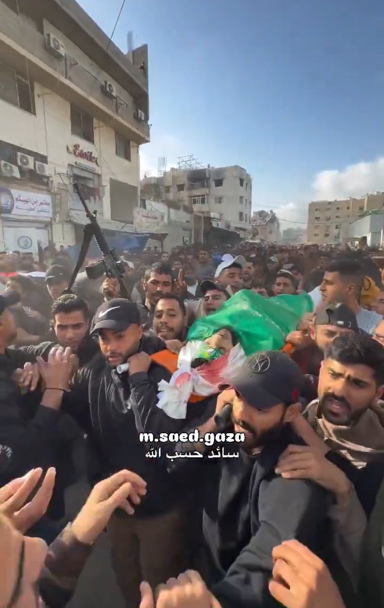 قبل قليل 

تشيع مهيب لشهداء بيت حانون 

"يا أمّ الشهيد نيالك… يا ريت أمي بدالك"