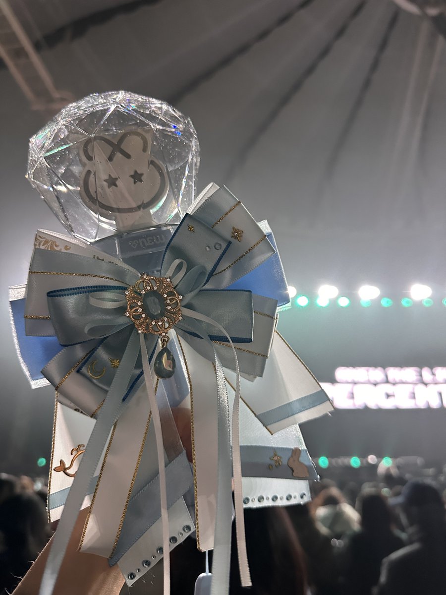 진기의 상징인 토끼, 그리고 어느 곳에 있더라도 함께 헤쳐나자는 마음을 담은 고래🐋 

실물이 없어 이미지만 드렸는데 찰떡같은 색깔 골라주셔서 감탄했지요. 덕분에 응원이 더 예뻐졌어요. 늘 감사합니다❤️