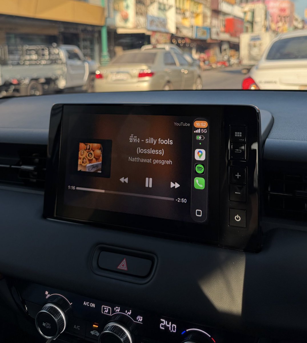 pstjjj's tweet image. ลูกชายขึ้นรถมาเปิดเพลงดังมาก