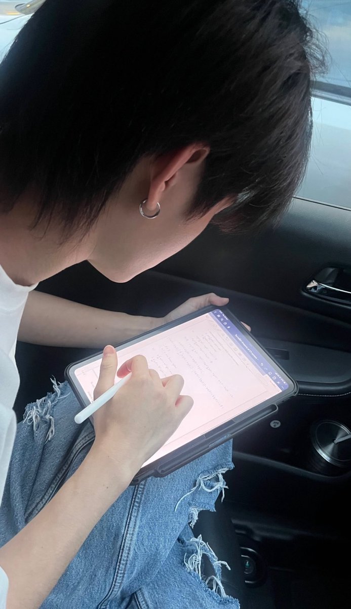 pstjjj's tweet image. ลูกชายขึ้นรถมาเปิดเพลงดังมาก